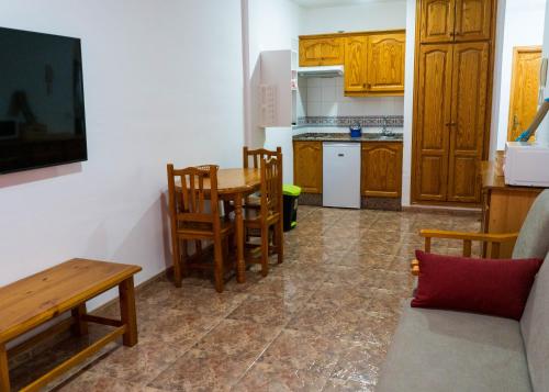 Kuchyň nebo kuchyňský kout v ubytování Apartamentos Alcalá - Tenerife