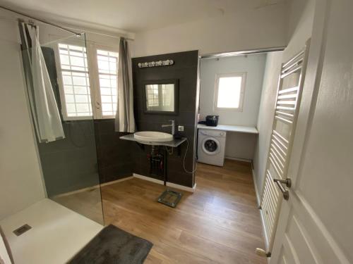 A bathroom at Appartement eygalieres avec petit jardin