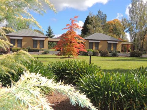 een huis met een tuin ervoor bij Melview Greens in Orange