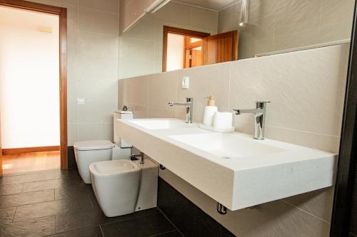 uma casa de banho com um lavatório e um WC em CASA LA BOCAINA - private villa with panorama & ocean view em Villaverde