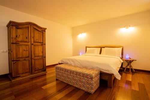 CASA LA BOCAINA - private villa with panorama & ocean view في Villaverde: غرفة نوم بسرير وخزانة خشبية