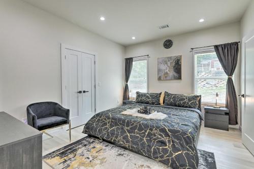 1 dormitorio con 1 cama y 1 silla en Luxury Smart Home 2 Miles to Downtown Atlanta!, en Atlanta