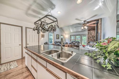 Η κουζίνα ή μικρή κουζίνα στο Cozy Cloudcroft Townhome about 1 Mi to Burro Ave!