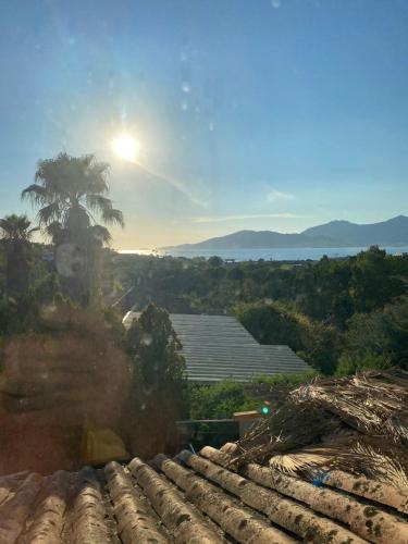 una vista desde el techo de una casa en Chambre chez l habitant 2 nuit maximum en Porticcio