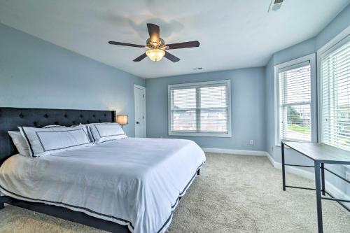 - une chambre avec un lit et un ventilateur de plafond dans l'établissement Inviting Norfolk Family Retreat 1 Block to Beach!, à Norfolk