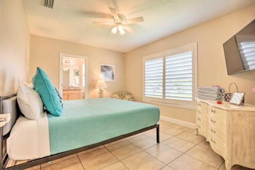 1 dormitorio con 1 cama y ventilador de techo en St Augustine Island Cottage - Walk to Beach, en St. Augustine