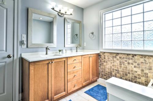 een badkamer met 2 wastafels en een spiegel bij Inviting Norfolk Family Retreat 1 Block to Beach! in Norfolk