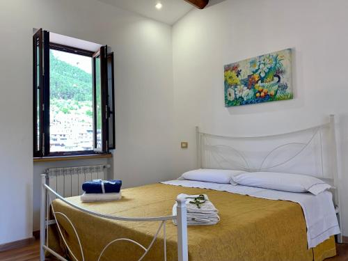 - une chambre avec un lit et une photo sur le mur dans l'établissement B&B Nonno Loreto, à Celano