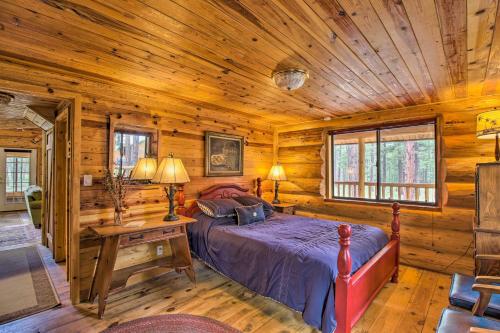 um quarto com uma cama num chalé de madeira em Tranquil Mountain Cabin with Game Room and Fireplace! em Greer