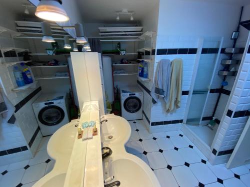 ein Badezimmer mit einem WC und 2 Waschmaschinen in der Unterkunft 1 Chambre chez l habitant, 1 à 4 pers, Park ext, TAXI VTC 6places disponibles in Auvernaux