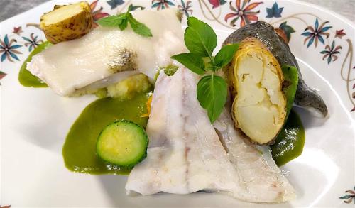 ein Teller mit Fisch und Gemüse darauf in der Unterkunft Locanda il Pomo d'Oro in Torre Pellice