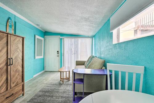 uma sala de estar com paredes azuis e uma mesa em Siesta Key Village Studio on Canal Near Beach em Sarasota