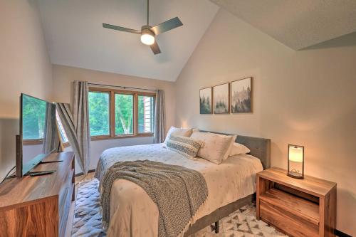 a bedroom with a bed and a ceiling fan at Family-Friendly Galena Townhome with Community Pools in Galena