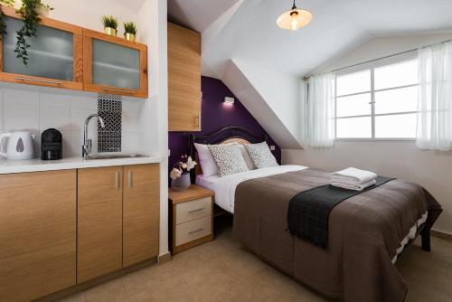 a small bedroom with a bed and a kitchen at Ovadia Somech #7 in Jerusalem