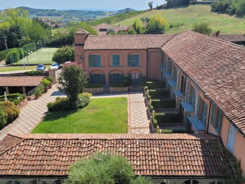 una vista aérea de una casa con patio en Relais Sant'Uffizio Wellness & Spa, en Cioccaro