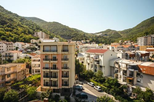 een luchtzicht op een stad met gebouwen bij Hotel Vladimir in Budva