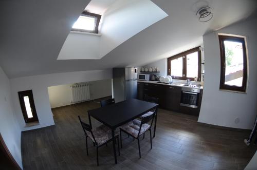 a kitchen and dining room with a table and chairs at FINALMENTE A CASA in Capracotta