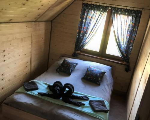 ブワディスワボボにあるWilla Magiaの窓付きの木造の部屋のベッド1台