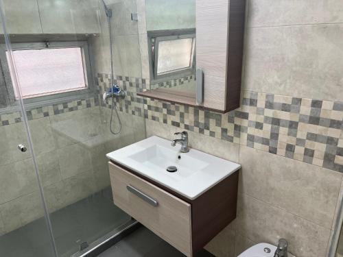 a bathroom with a sink and a shower at Superbe appartement au centre de la capitale in Rabat