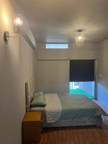- une petite chambre avec un lit et une fenêtre dans l'établissement Superbe appartement au centre de la capitale, à Rabat