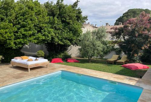 uma piscina no quintal de uma casa em Les Tournesols em Saint-Martin-de-Crau