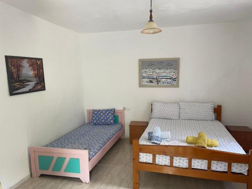 1 dormitorio con 2 camas individuales y mesa en Piqeras Relax Guest House, en Piqeras