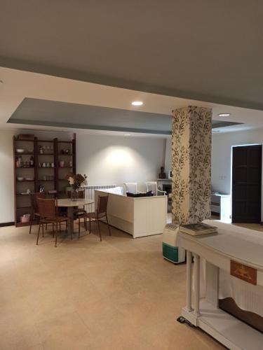 ein Wohnzimmer mit einem Tisch und einem Esszimmer in der Unterkunft Apartamento independiente con jardín privado in Oviedo