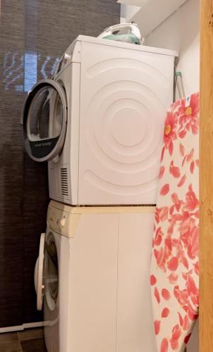 a microwave sitting on top of a washing machine at Haus am Bach in Kaprun