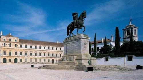 a statue of a man on a horse in front of a building at Di&Ana I - Alojamento Vila Viçosa in Vila Viçosa