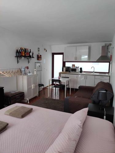 a living room with a bed and a kitchen at Di&Ana I - Alojamento Vila Viçosa in Vila Viçosa