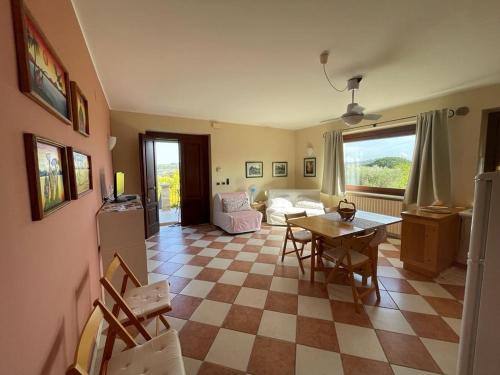 a living room with a checkered floor at Appartamento Mimosa in Ripa Teatina