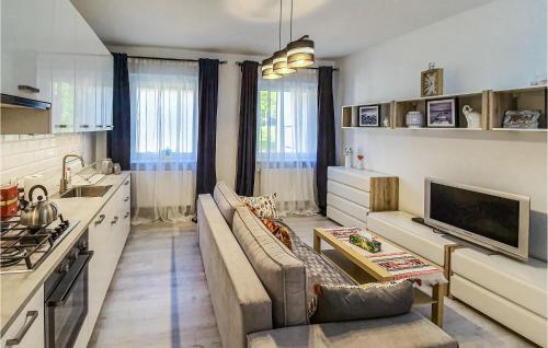 Lovely Apartment In Pruszcz Gdanski With Wifi في بروشت غداينسكي: غرفة معيشة كبيرة مع أريكة وتلفزيون