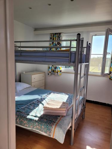 een slaapkamer met 2 stapelbedden en een raam bij 2 Bedroom Apartment in De Haan in De Haan