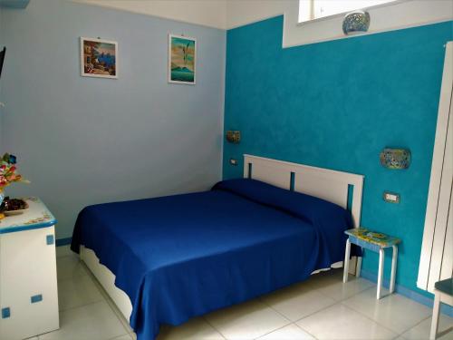 1 dormitorio azul con 1 cama con sábanas azules en B&B Les Saisons de Jade, en Nocera Superiore