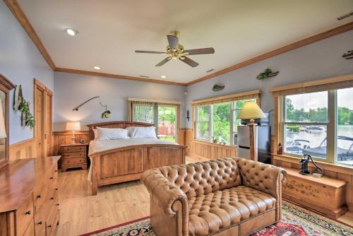 1 dormitorio con 1 cama y 1 sofá en Scenic Little Ossipee Lake Retreat with Grill! en North Waterboro