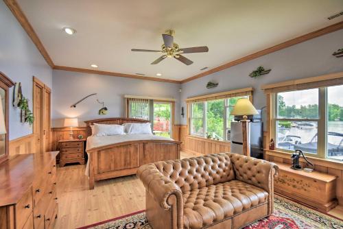 Χώρος καθιστικού στο Scenic Little Ossipee Lake Retreat with Grill!