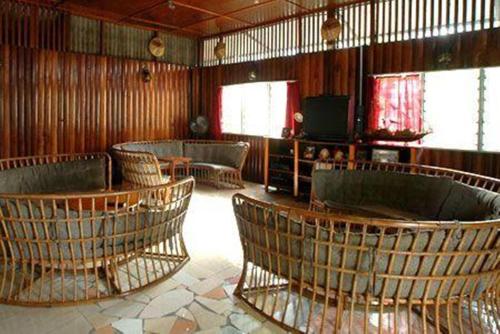 TV a/nebo společenská místnost v ubytování Sepilok Jungle Resort