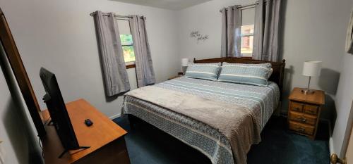 um quarto com uma cama com almofadas azuis e um espelho em Our Murphy Home in Murphysboro IL em Murphysboro