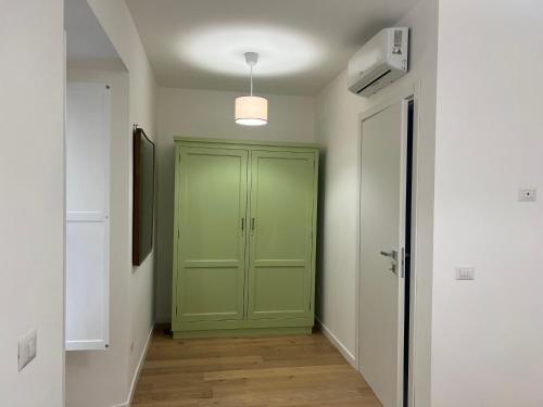 einen Flur mit grüner Tür in einem Zimmer in der Unterkunft AT HOME COLOSSEO in Rom