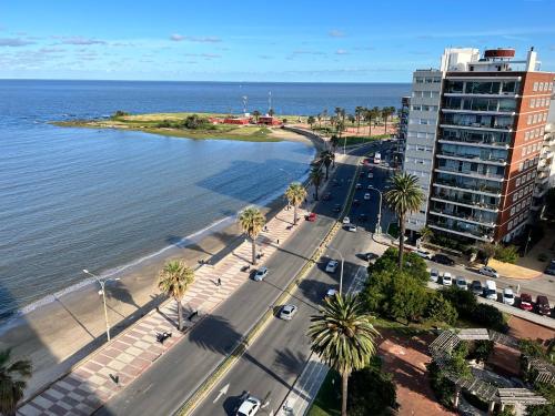 una vista aérea de una calle junto al océano en Frente a la Playa Pocitos!, en Montevideo