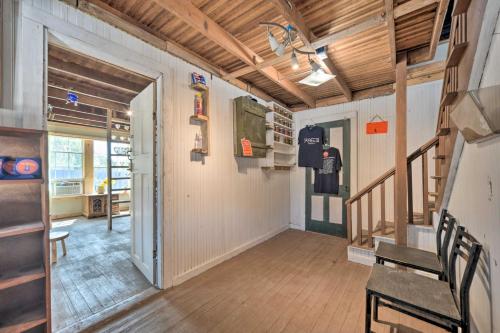 Pet-Friendly Harper Farmhouse with Large Deck! – Photos 4