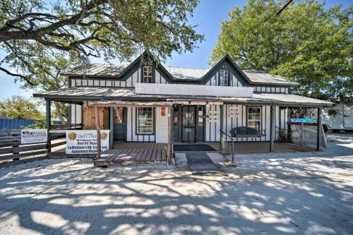 Pet-Friendly Harper Farmhouse with Large Deck! – Photos 2
