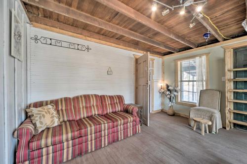 Pet-Friendly Harper Farmhouse with Large Deck! – Photos 3