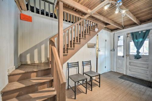 Pet-Friendly Harper Farmhouse with Large Deck! – Photos 5