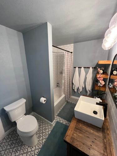 威廉姆斯的住宿－Downtown Williams, walk everywhere, remodeled，浴室配有白色卫生间和盥洗盆。