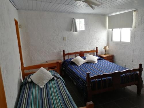 1 dormitorio con 2 camas en una habitación en Los Nietos 2 en La Paloma