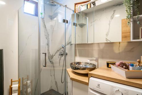 baño con ducha y puerta de cristal en Stone oasis Vito, en Dubrovnik