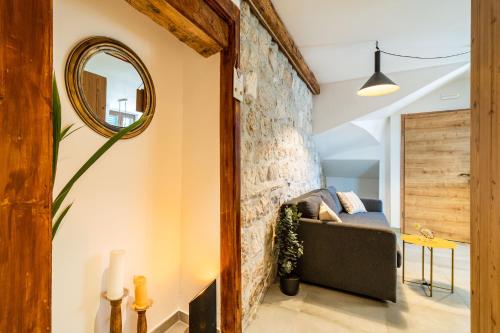 sala de estar con sofá y espejo en Stone oasis Vito en Dubrovnik