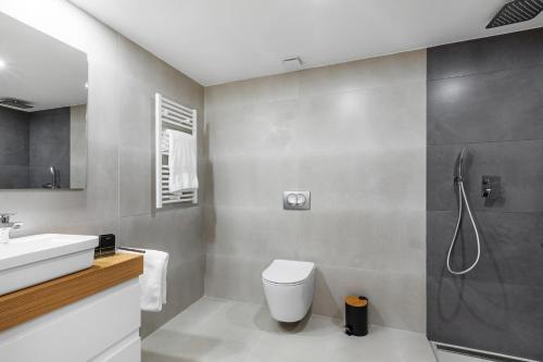 a bathroom with a toilet and a sink and a shower at Feelathome Tortuga de Mar in Palma de Mallorca