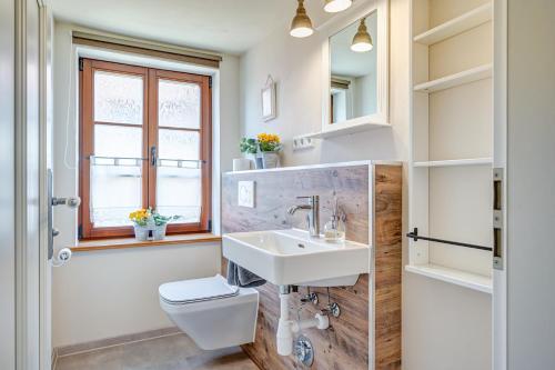 ein Bad mit einem Waschbecken und einem WC in der Unterkunft Ferienhaus Christina in Reichensachsen